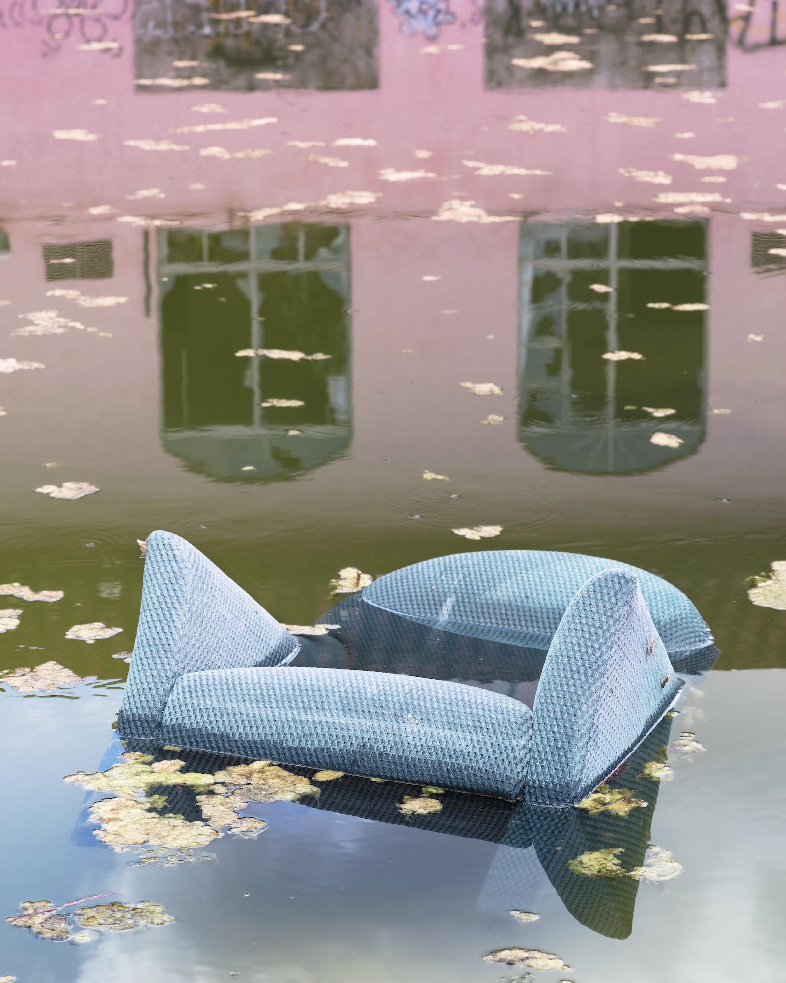 萨莫伊洛娃-蓝色天鹅绒椅子，2020年